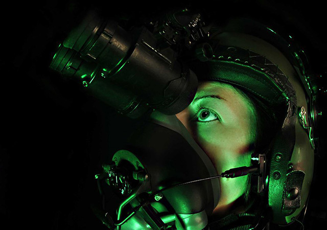 The difference between digital night vision goggles and traditional night vision goggles