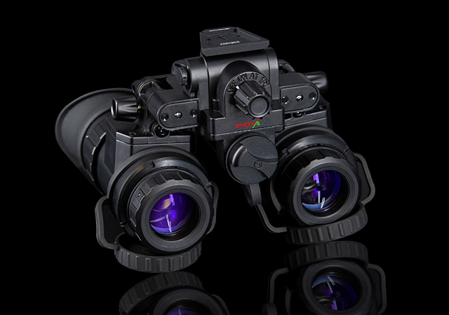 What is the difference between the visual effects of monocular night vision and binocular night vision in low light environments?